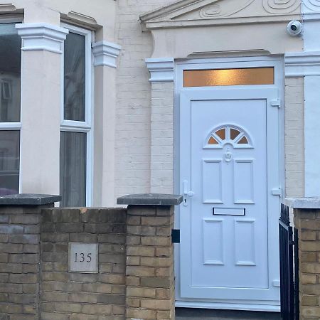 Cosy House In Newham Apartment London Exterior photo